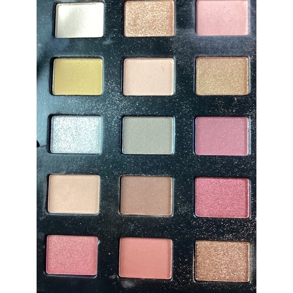 35 Color Eyeshadow Palette With Blue Velvet Storage Case & Mirror - Picture 3 of 6